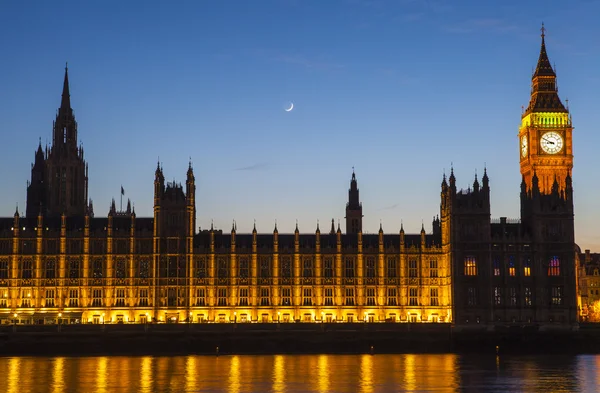 Kamrarna i parlamentet i London i skymningen — Stockfoto