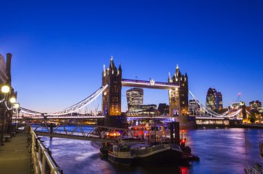 Tower Bridge Londra alacakaranlık saat görünümü