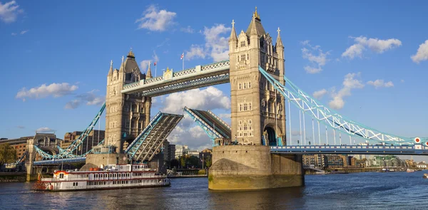 Tower Bridge otevřela přes řeku Temži — Stock fotografie