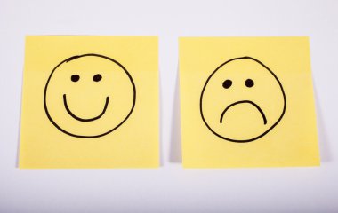 Not kağıt üzerinde mutlu ve hüzünlü yüzler