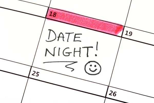 Date night skrivit på en kalender — Stockfoto