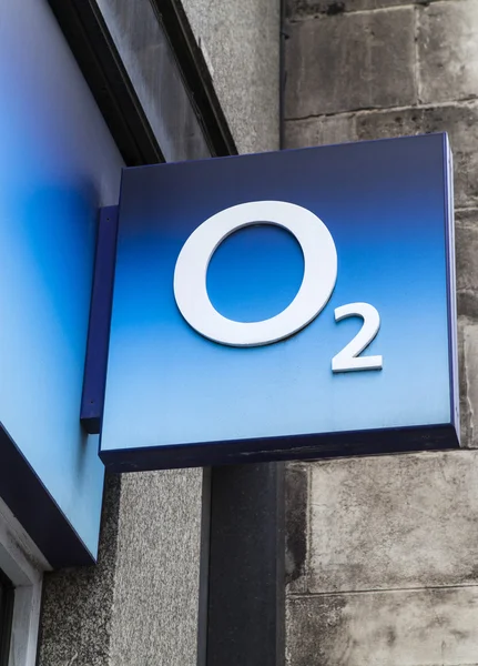 London, uk - 10. Juni 2015: das o2 Firmenlogo über einem o2 Store im Zentrum Londons, am 10. Juni 2015. — Stockbild O2 Store in London — Stockfoto