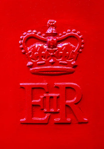 The Queen Elizabeth Royal Crest on a Red UK Post Box — ストック写真