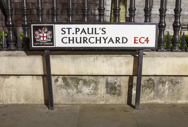 St. Pauls Churchyard nella città di Londra — Foto Stock