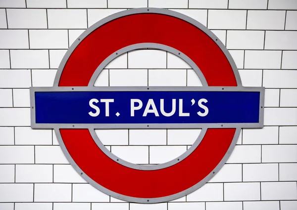 St. Pauls Underground Station in London — Stock Photo, Image