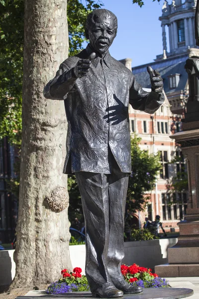 Nelson Mandela standbeeld in Londen — Stockfoto