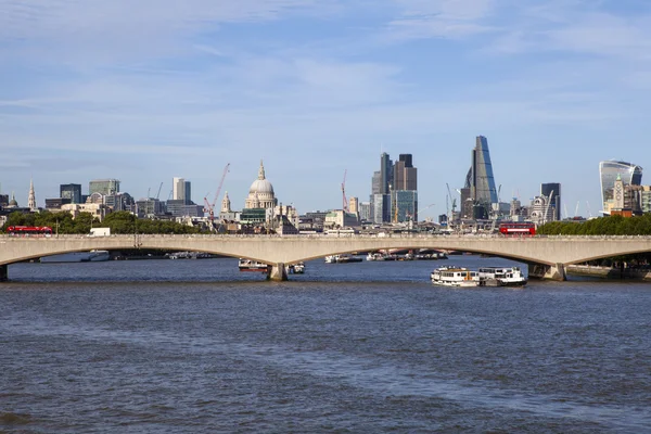 Waterloo Bridge a na londýnské panoráma — Stock fotografie