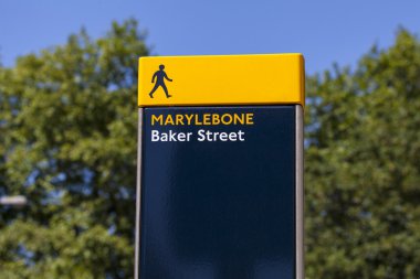 Londra'daki Baker Sokağı trafiğe kapalı işareti