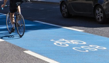 Bisikletçi Londra'da bir döngüsü otoyolu üzerinde