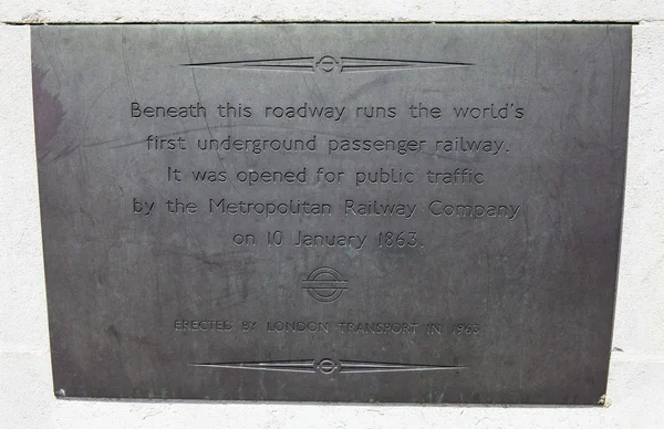 第一条地下客运铁路在伦敦牌匾 — 图库照片