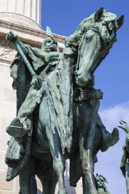 Arpad heykel Budapest Heroes Square sütununda temelini