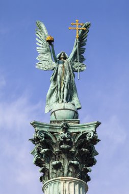 Archangel Gabriel heykele Budapest Heroes Square sütununda