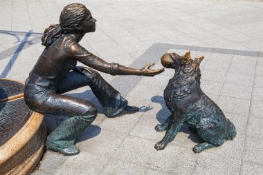 Budapeşte'de onun köpek heykeli ile kız