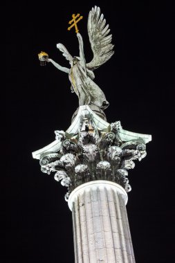 Heykelin Budapest Heroes Square adresindeki sütun üzerine