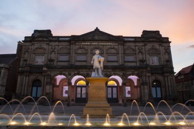 York, İngiltere - 29th Ağustos 2015: Bir akşam görünümünü tarihi York Sanat Galerisi ve York, William Etty heykeli üzerinde 29 Ağustos 2015.