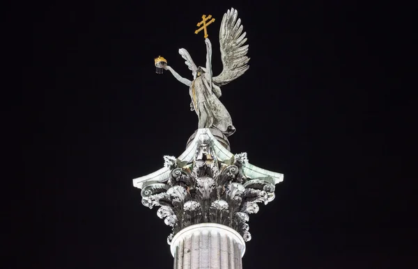 Socha na sloupci na náměstí hrdinů v Budapešti — Stock fotografie