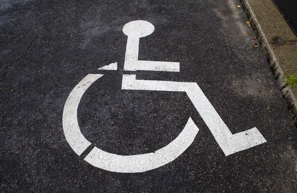 Miejsca parkingowe/garaż niepełnosprawnych — Zdjęcie stockowe