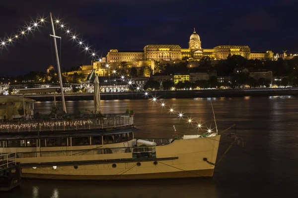 Castelo de Buda e o rio Danúbio em Budapeste — Fotografia de Stock