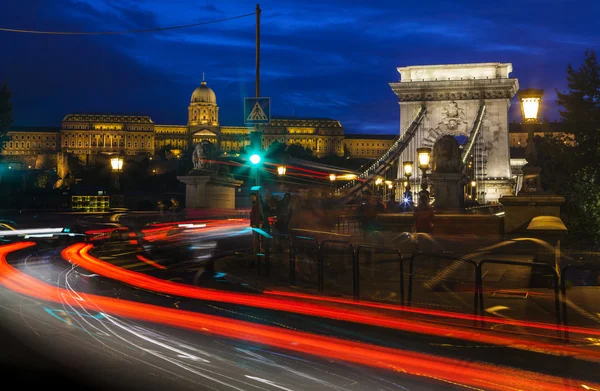 Buda Castle and the Chain Bridge in Budapest — Stock Photo, Image