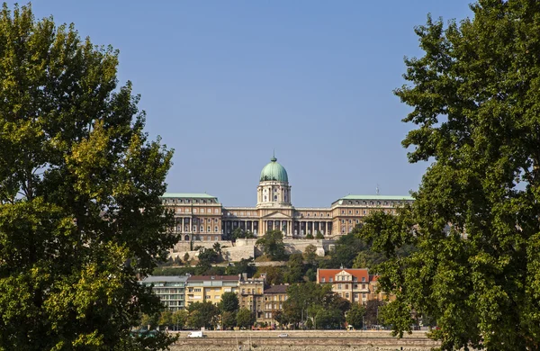 Buda kasteel in de stad — Stockfoto