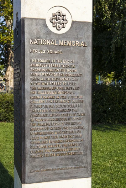 Information plack på Hjältarnas torg i Budapest — Stockfoto