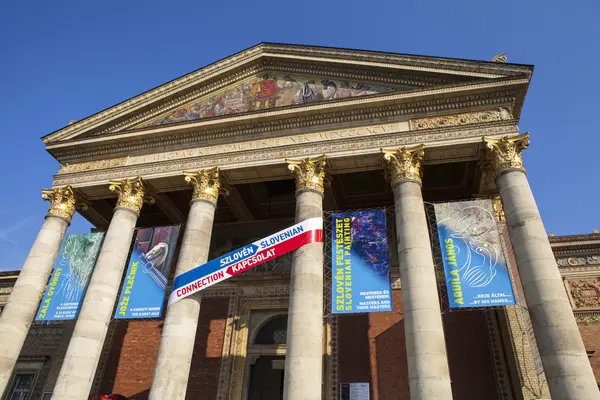 Hall of Art in Budapest — Stock Photo, Image