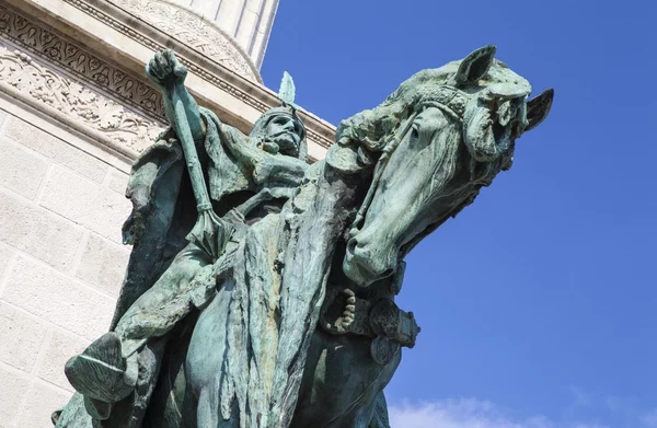 Arpad heykel Budapest Heroes Square sütununda temelini — Stok fotoğraf