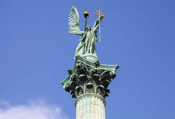 Estátua do Arcanjo Gabriel no topo da coluna da Praça dos Heróis em Budapeste — Fotografia de Stock