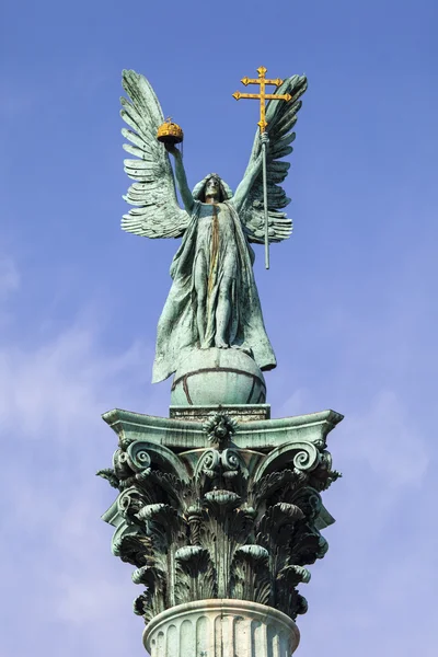 大天使 Gabriel 雕像在布达佩斯的英雄广场列 — 图库照片