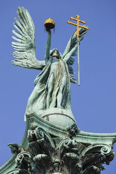 Arcángel Gabriel en la cima de la Columna de la Plaza de los Héroes en Budapest — Foto de Stock