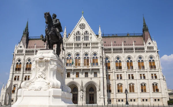 Estátua do Conde Gyula Andrassy e o Parlamento Húngaro — Fotografia de Stock