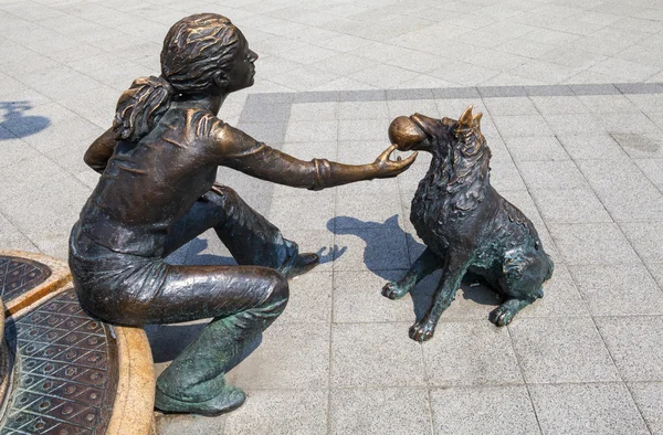 Menina com sua estátua de cachorro em Budapeste — Fotografia de Stock