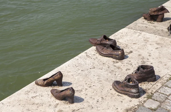 Sapatos no memorial do Danúbio Bank em Budapeste — Fotografia de Stock