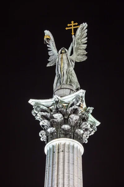 Staty på kolumnen på Hjältarnas torg i Budapest — Stockfoto