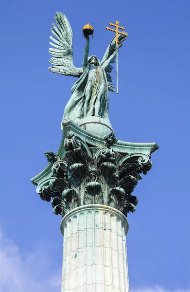 Arcanjo Gabriel no topo da coluna Heroes Square em Budapeste — Fotografia de Stock