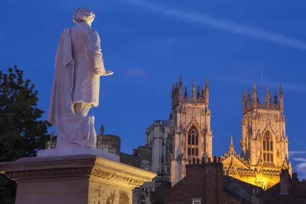 William Etty standbeeld en York Minster in de schemering — Stockfoto