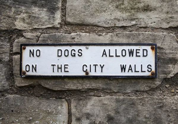 Geen honden toegestaan op de stadsmuren — Stockfoto