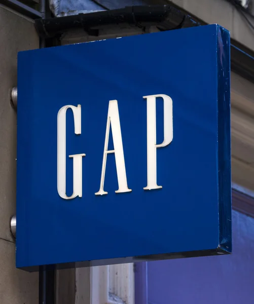 York, uk - 26. august 2015: das schild für den 'gap' store in york am 26. august 2015. gap wurde 1967 gegründet und ist ein multinationaler einzelhändler für bekleidung und accessoires. — Stockbild Lückenschluss — Stockfoto