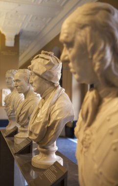 V ve Londra bir müzeye heykellerinde