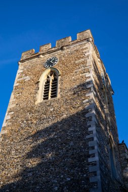 Enfield, Kuzey Londra 'daki tarihi St. Andrew Kilisesi' nin kulesi..