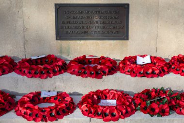 Londra, İngiltere - 26 Kasım 2025: Enfield Town Cenotaph Savaş Anıtı 'ndaki haşhaş çelenkleri, Enfield, Kuzey Londra' daki Chase Green Gardens 'da yer almaktadır..