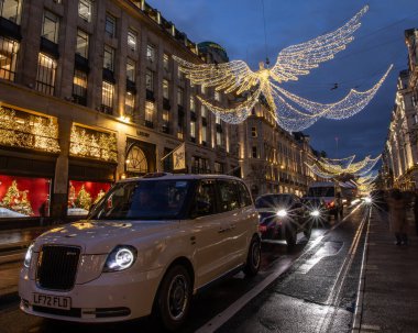 Londra, İngiltere - 2 Aralık 2025: Londra 'daki Regent Caddesi' ndeki güzel Noel Işıkları manzarası.