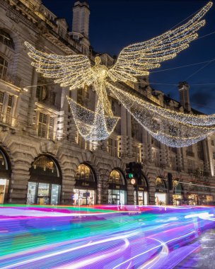 Londra, İngiltere - 2 Aralık 2025: Londra 'daki Regent Caddesi' ndeki güzel Noel Işıkları manzarası.