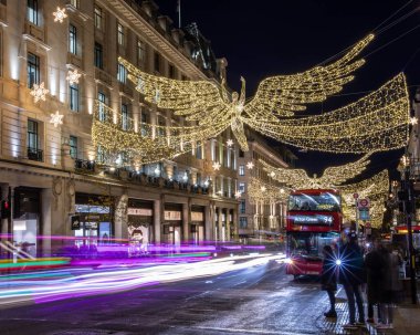 Londra, İngiltere - 2 Aralık 2025: Londra 'daki Regent Caddesi' ndeki güzel Noel Işıkları manzarası.