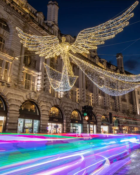 Londra, İngiltere - 2 Aralık 2025: Londra 'daki Regent Caddesi' ndeki güzel Noel Işıkları manzarası.