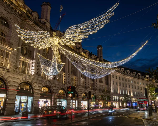 Londra, İngiltere - 2 Aralık 2025: Londra 'daki Regent Caddesi' ndeki güzel Noel Işıkları manzarası.