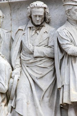 Londra, İngiltere - 15 Temmuz 2025: Ünlü besteci Ludwig van Beethoven 'ın heykeli - Parnassos' un 169 heykelinden biri - Londra, İngiltere 'deki Albert Anıtı' nın bir parçası.