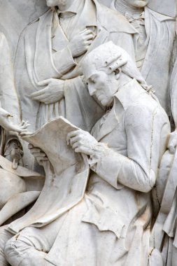 Londra, İngiltere - 15 Temmuz 2025: Ünlü besteci Joseph Haydn 'ın heykeli - Frieze of Parnassus' un 169 heykelinden biri - Londra, İngiltere 'deki Albert Anıtı' nın bir parçası.