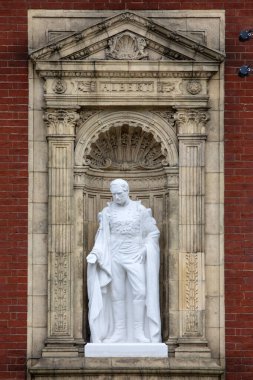 Londra, İngiltere - 15 Temmuz 2025: Londra, İngiltere 'deki Royal Albert Hall' un dış tarafında Prens Albert 'in güzel bir heykeli.