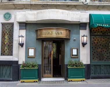 Londra, İngiltere - 15 Temmuz 2025: Londra, İngiltere 'de West Street' te bulunan orijinal Ivy restoranının dışı.
